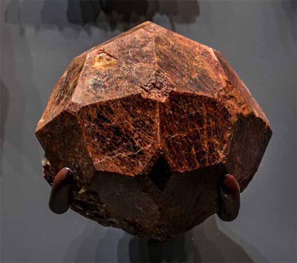 Birthstone Feature: ‘Subway Garnet’ Regains Its Luster After 40 Years in Storage