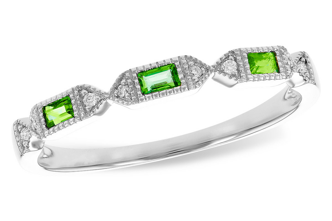 14k White Gold Emerald Cut Emerald Vintage with 7 diamonds Ring
